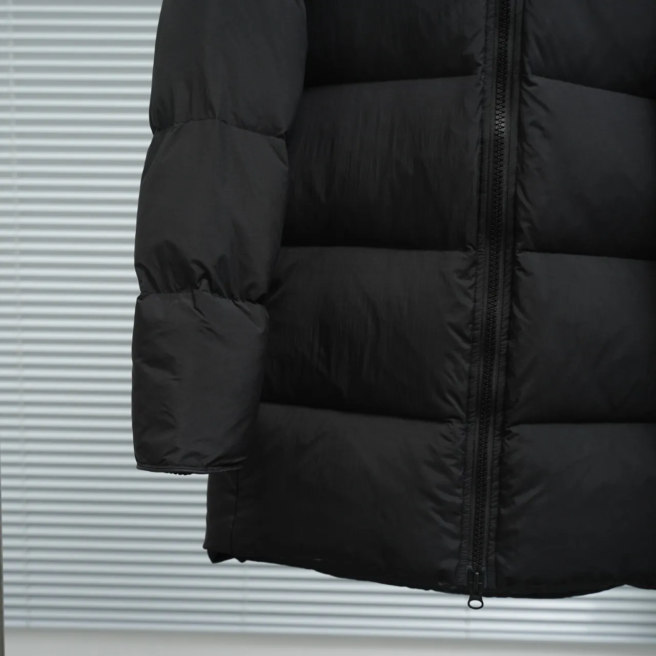P940 Canada Goose Lawrence Down Jacket The Lawrence Down Jacket provides essential protection for everyday adventures and is made from sustainable Enduraluxe fabric with a durable soft touch. It features a quilted body, an adjustable down hood and a longer hem. Adjustable, down-filled, communicated hood. Two-way center front zipper increases range of motion and ventilation. The chin-protecting suede knit stand-up collar is soft and extra-comfortable. Inset rib-knit cuffs for added comfort and locked in heat. CORDURAD piping at the cuffs hem and reflective double-stripe grip tape at the back. Internal shoulder strap Color: black with red label black with black label azure blue Size: XS-2XL